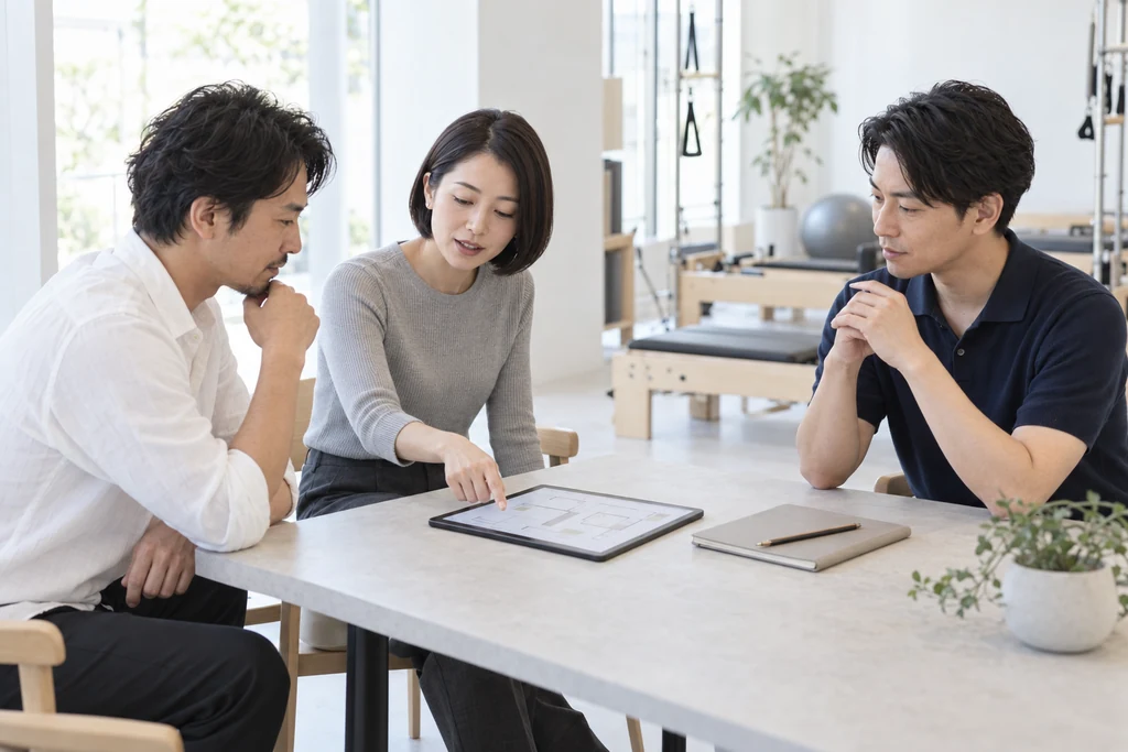 生成イメージ:3人が資料を囲んで話す、事業相談のイメージ